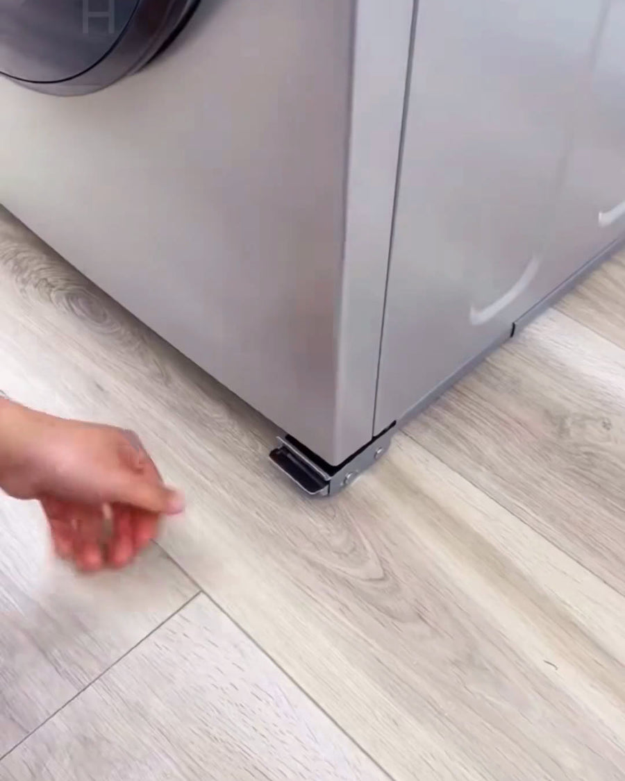 レールに載せた洗濯機を手前へ引く