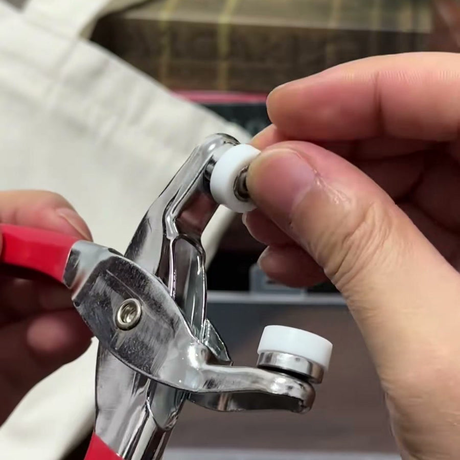 ペンチの受け皿にボタンをセットする
