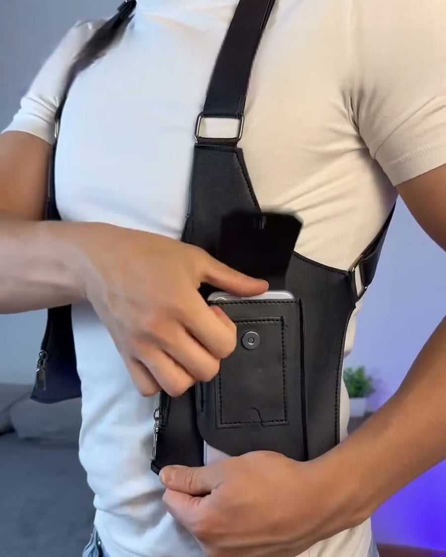 脇腹側のポケットにスマホを入れる様子
