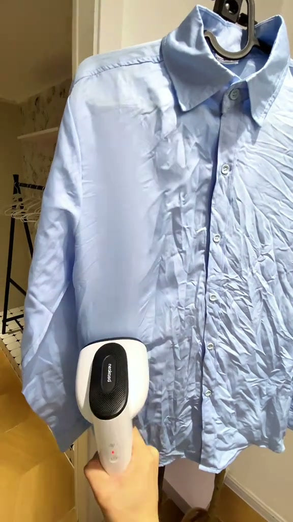 シワのあるシャツにプレートを当てる様子