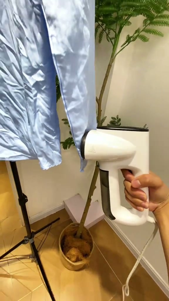 スチーマーを手に持つ様子
