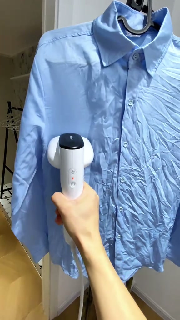 シャツにプレートを当てる様子