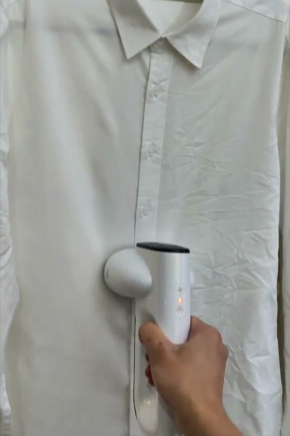 白いシャツにスチーマーを滑らせる様子