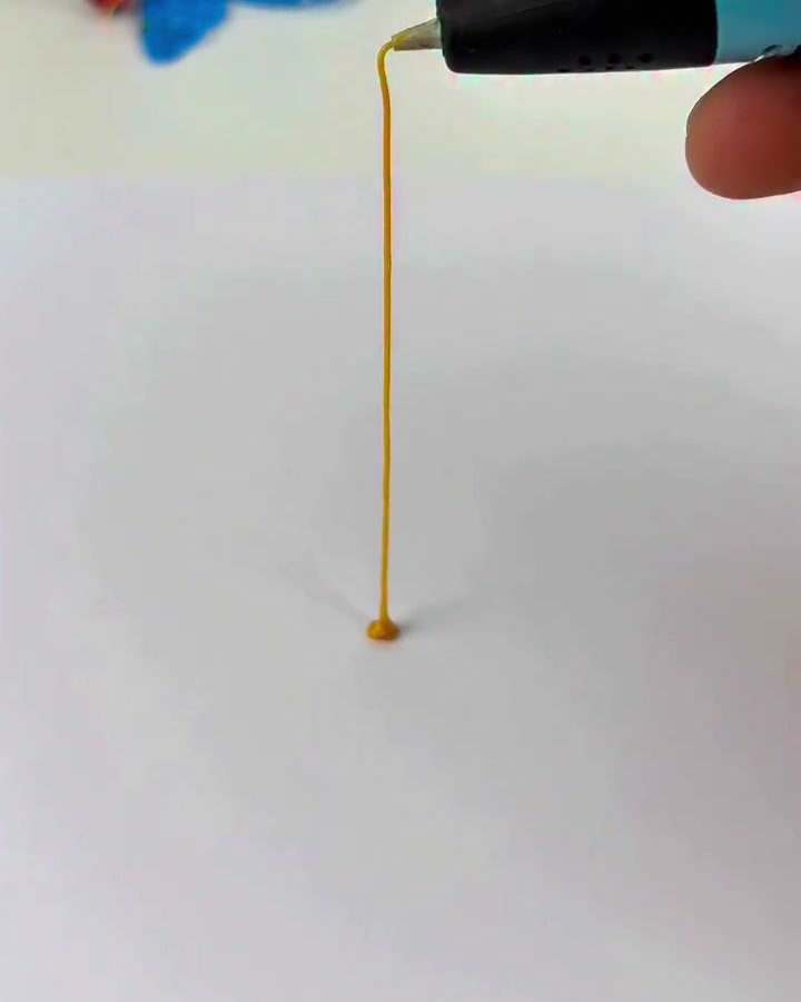ペン先から上へ引き上げた線が、そのまま空中に立っている様子