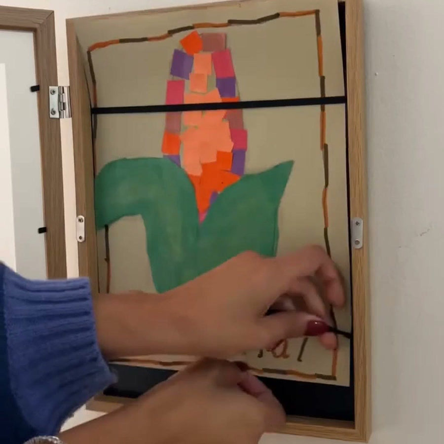 作品をゴムバンドに挟む