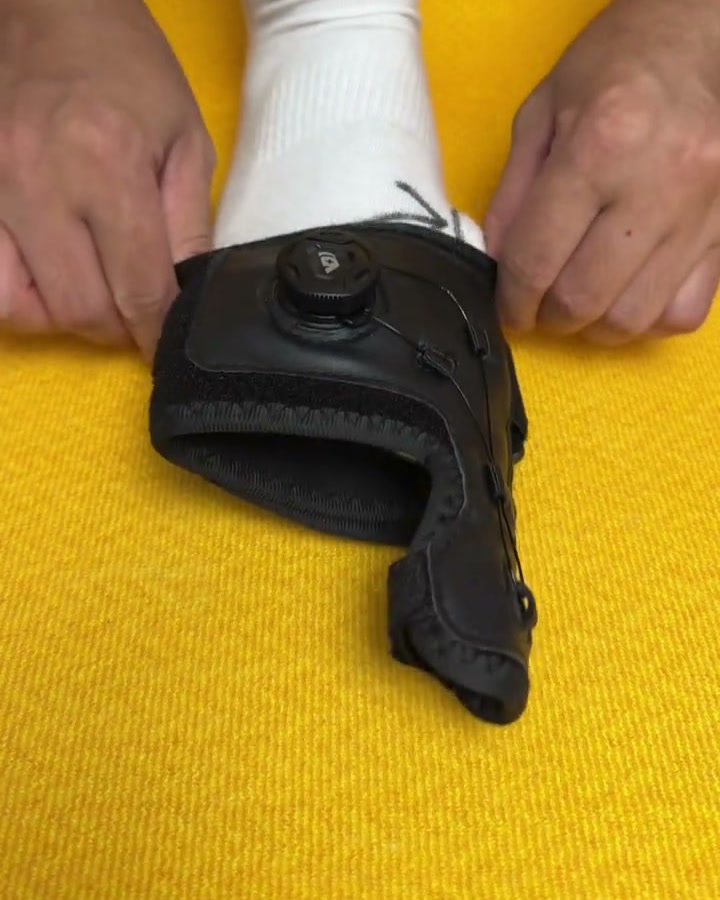 本体を足にかぶせる