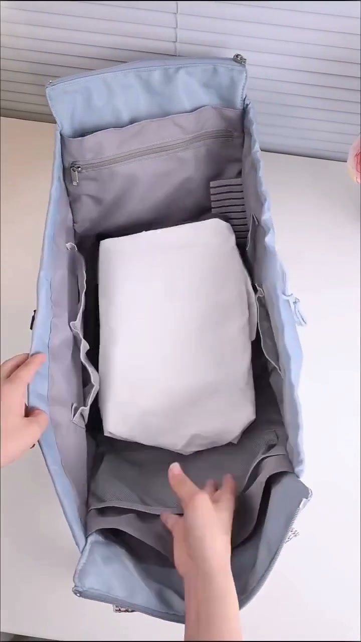 広げたバッグに荷物を詰める様子