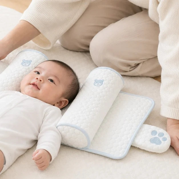 ネムポケを枕にして横になっている赤ちゃん