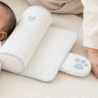 ふくらみとあしあとのタグが見える、枕の全体