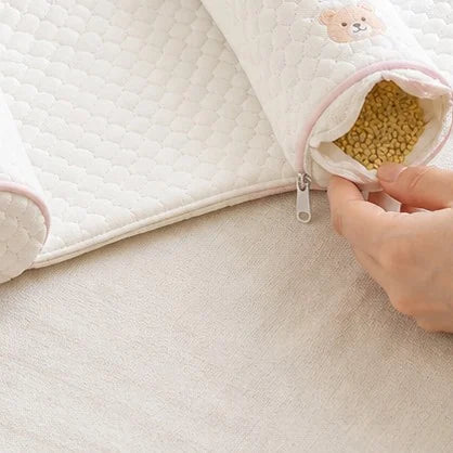 ふくらみのファスナーを開けて中の雑穀のつぶを見せているところ