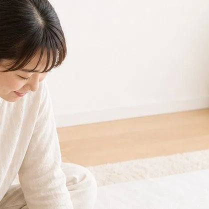床に座って、そばで見ているところ