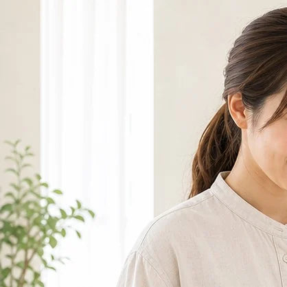 子どものほうを見ているお母さんのうしろ姿