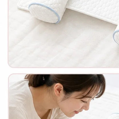 マットの上に置かれた、二つのふくらみのある枕