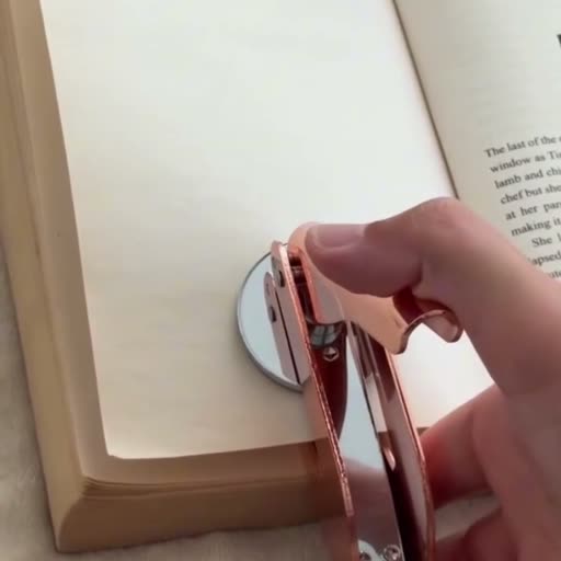 エンボッサーのハンドルを押す